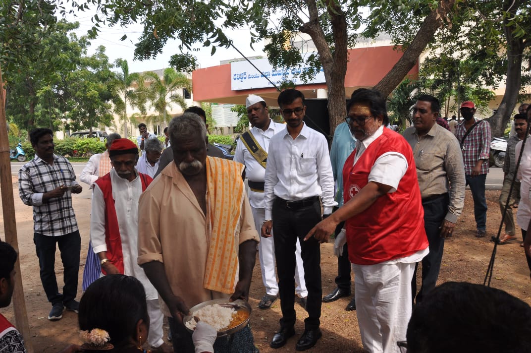 180 People Receive Noble 'Free Meals for Petitioners': Petitioners Blessed After Satisfying Meal – Collector Praises! ||180 మందికి మహోన్నత 'Free Meals for Petitioners': కడుపునిండా తిని దీవించిన అర్జీదారులు – కలెక్టర్ ప్రశంస!