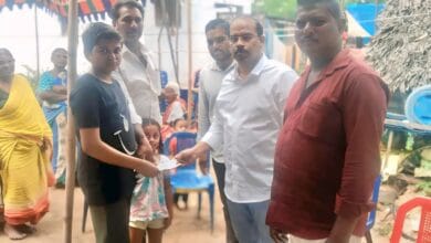 Bapatla local news: ఉమామహేశ్వరరావు కుటుంబానికి జనసేన నాయకులుఆర్థిక సహాయం Bapatla local news