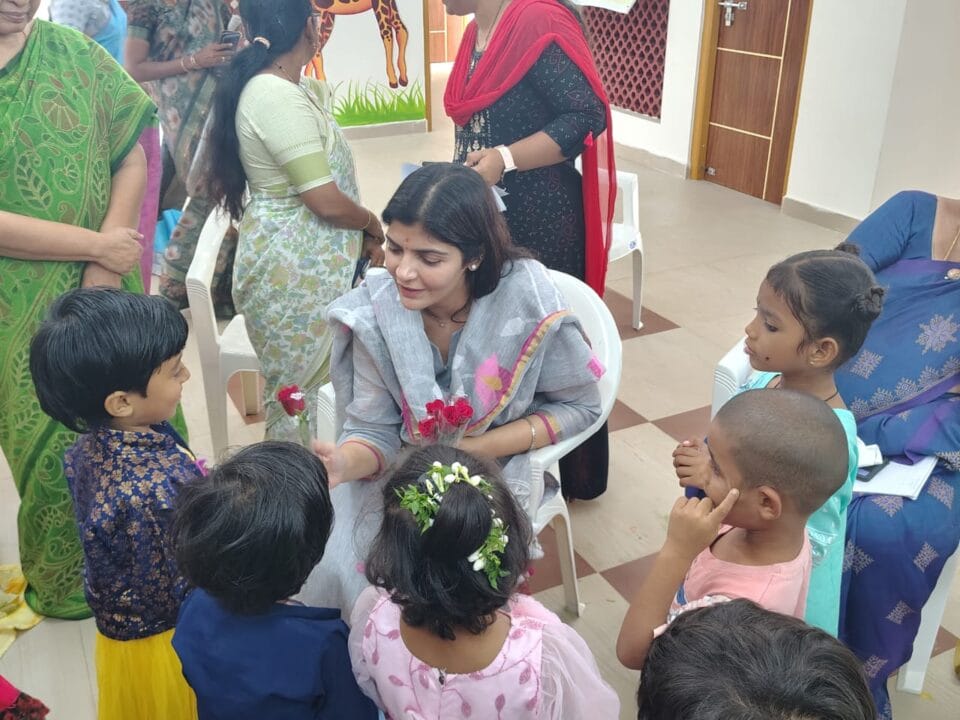 Guntur local news:అంగన్ వాడీ కేంద్రాల్ని సందర్శించిన మహిళా కమిషన్ చైర్ పర్సన్ డాక్టర్ రాయపాటి శైలజ