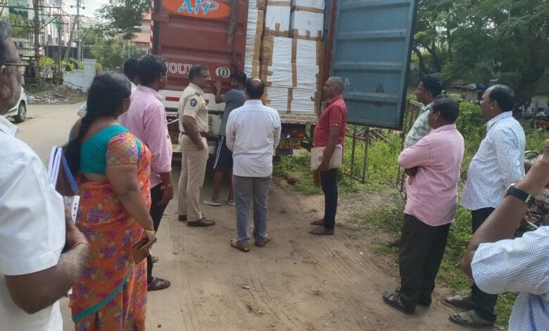 Sensation of 60 Lakhs Fake Cigarettes Seized in Repalle: CI Mallikharjunarao's Vigilance Leads to Massive Bust||రేపల్లెలో 60 లక్షల నకిలీ సిగరెట్ల పట్టివేత సంచలనం: సీఐ మల్లిఖార్జునరావు నిఘా వలయం వల్లే భారీ మోసం బట్టబయలు Fake Cigarettes Repalle