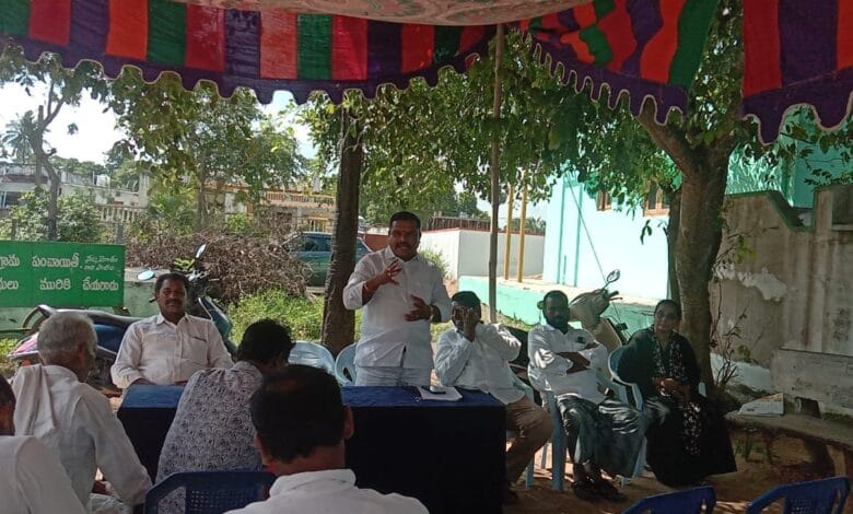 Bapatla Local News: గ్రామీణ ఉపాధి హామీ పథకం పై అవగాహన కల్పిస్తున్న ఎంపీటీసీ తాండ్ర Bapatla Local News