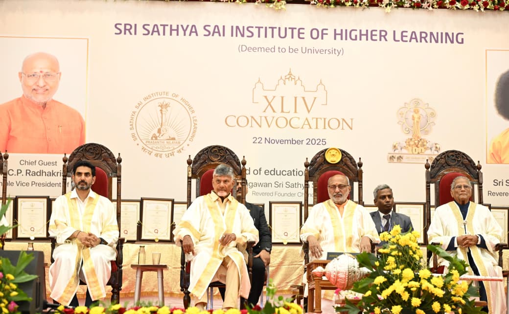 WhatsApp Image 2025-11-22 at 7.00.58 PM Puttaparthi Local news:శ్రీ సత్యసాయి ఇనిస్టిట్యూట్ ఆఫ్ హయ్యర్ లెర్నింగ్ స్నాతకోత్సవ కార్యక్రమంలో పాల్గొన్న ఉప రాష్ట్రపతి, ముఖ్యమంత్రి