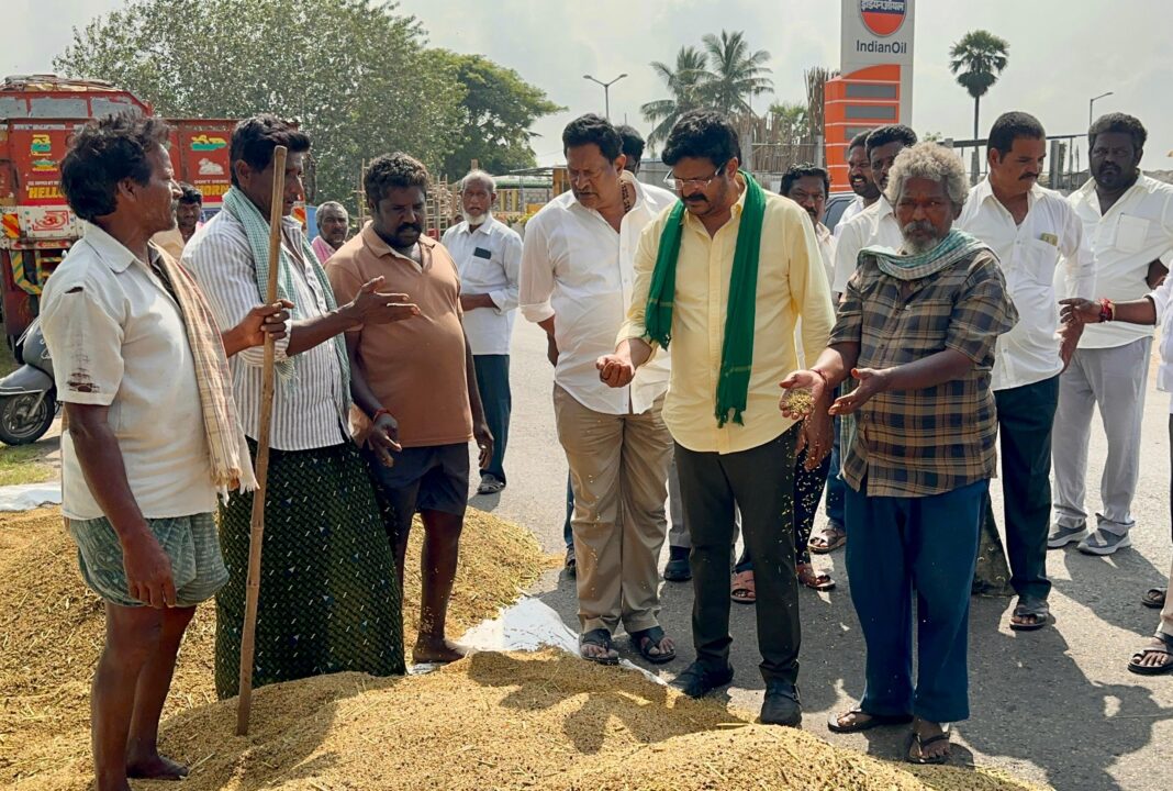 Empowering the Farmers: Gudlavalleru MLA Venigandla Ramu's Crucial Field Visit and 10X Assurance to Address Paddy Procurement Issues|| కష్టాల్లో ఉన్న రైతులకు ఎమ్మెల్యే వెనిగండ్ల రాము అత్యంత ముఖ్యమైన క్షేత్రస్థాయి పర్యటన, ధాన్యం కొనుగోళ్ల సమస్యల పరిష్కారానికి 10 రెట్లు హామీ Empowering the Farmers: Gudlavalleru MLA Venigandla Ramu's Crucial Field Visit and 10X Assurance to Address Paddy Procurement Issues|| కష్టాల్లో ఉన్న రైతులకు ఎమ్మెల్యే వెనిగండ్ల రాము అత్యంత ముఖ్యమైన క్షేత్రస్థాయి పర్యటన, ధాన్యం కొనుగోళ్ల సమస్యల పరిష్కారానికి 10 రెట్లు హామీ