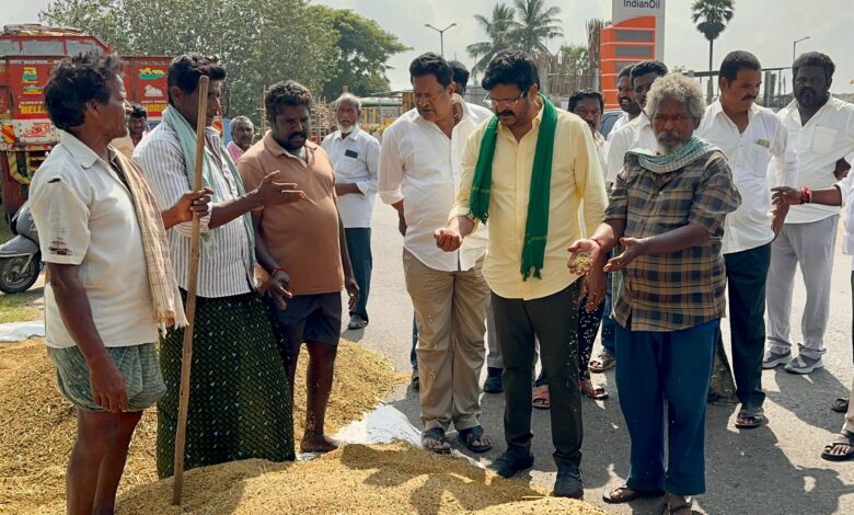 Empowering the Farmers: Gudlavalleru MLA Venigandla Ramu's Crucial Field Visit and 10X Assurance to Address Paddy Procurement Issues|| కష్టాల్లో ఉన్న రైతులకు ఎమ్మెల్యే వెనిగండ్ల రాము అత్యంత ముఖ్యమైన క్షేత్రస్థాయి పర్యటన, ధాన్యం కొనుగోళ్ల సమస్యల పరిష్కారానికి 10 రెట్లు హామీ Empowering the Farmers: Gudlavalleru MLA Venigandla Ramu's Crucial Field Visit and 10X Assurance to Address Paddy Procurement Issues|| కష్టాల్లో ఉన్న రైతులకు ఎమ్మెల్యే వెనిగండ్ల రాము అత్యంత ముఖ్యమైన క్షేత్రస్థాయి పర్యటన, ధాన్యం కొనుగోళ్ల సమస్యల పరిష్కారానికి 10 రెట్లు హామీ