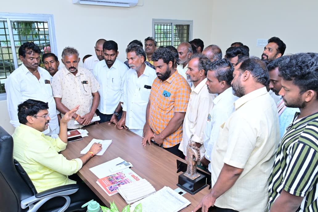 Praja dharbar greevens : ప్రజా దర్బార్ గ్రీవెన్స్ కార్యక్రమం నిర్వహించిన-బాపట్ల ఎమ్మెల్యే శ్రీ వేగేశన నరేంద్ర వర్మ రాజు