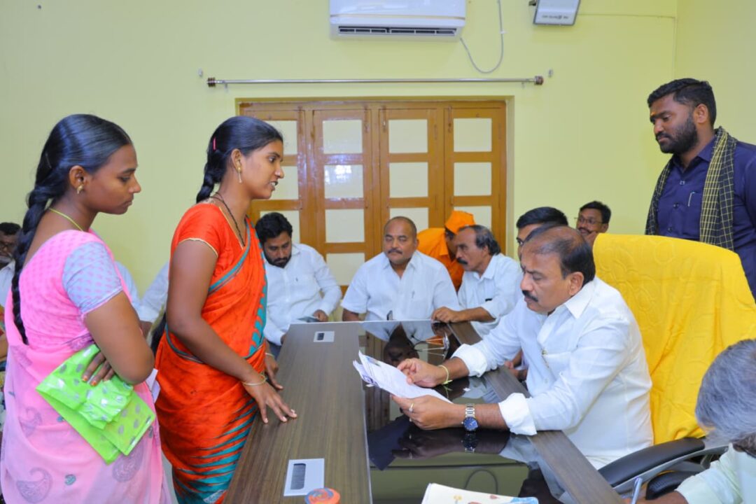 Chirala Local News :ప్రజా దర్బార్ కార్యక్రమం లో పాలుగోన్నా-చీరాలఎమ్మెల్యే మద్దులూరి మాలకొండయ్య