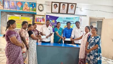 MPDO dhanalakshmi :ఎంపీడీవో ధనలక్ష్మి గ్రామ సర్పంచి వై నారాయణ రావు చేతుల మీదుగా రుణ చెక్కుల పంపిణీ MPDO dhanalakshmi