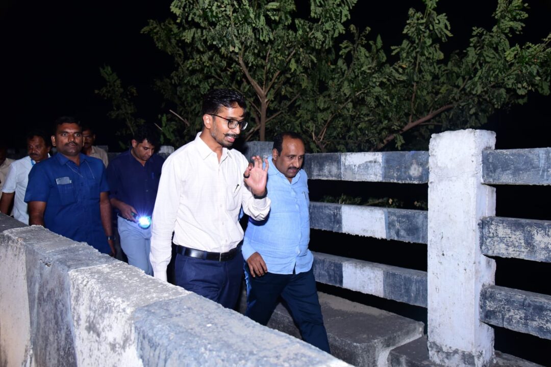 WhatsApp Image 2025-11-29 at 6.35.03 PM Kundheru vagunu :కుందేరు వాగును పరిశీలించిన-జిల్లా కలెక్టర్ డాక్టర్ వి.వినోద్ కుమార్,ఐ. ఏ.ఎస్