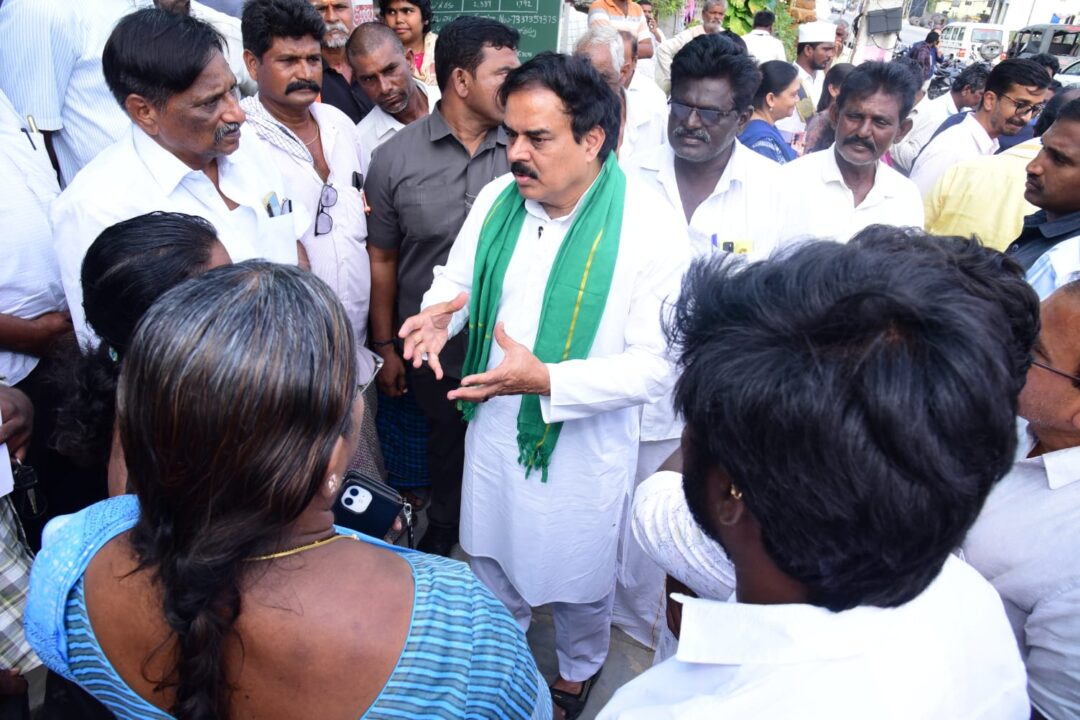 Bapatla local News:రైతు సేవ కేంద్రం వద్ద వరి ధాన్యం కొనుగోలు కేంద్రాన్ని పరిశీలించిన-మంత్రి శ్రీ నాదెండ్ల మనోహర్