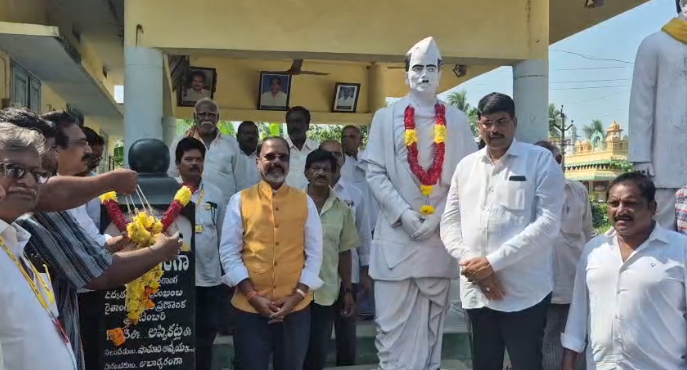 N G ranga 125 Jayanthi:ఏన్ జి రంగా 125 జయంతి సందర్భంగా అప్పికట్లలో ఆచార్య ఎన్ జి.రంగా విగ్రహానికి పూలమాలలు వేసిన- యం పి,ఎమ్మెల్యే