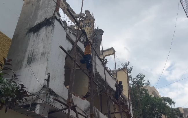 hydob4 Hyderabad news:పురాతన భవనం కూల్చివేతపై స్థానికుల ఆందోళన