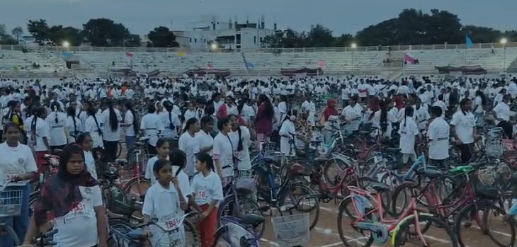 machili 1 Gudivada lo Cyclothon :గుడివాడలో సైక్లోథాన్ 2025 సైకిల్ ర్యాలీలోపాల్గొన్నMLA వెనిగండ్ల రాము దంపతులు