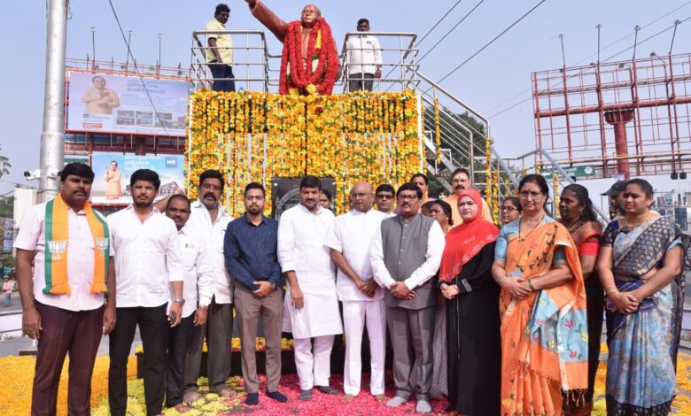 GUNTUR CITY NEWS: రాజ్యాంగ నిర్మాతకు గుంటూరులో నివాళులు GUNTUR CITY NEWS: రాజ్యాంగ నిర్మాతకు గుంటూరులో నివాళులు