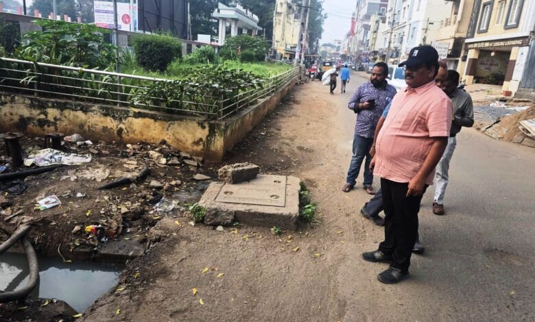 GUNTUR CITY NEWS: డ్రైన్ నిర్మాణం అనంతరమే రోడ్ల నిర్మాణం చేపట్టాలి GUNTUR CITY NEWS: డ్రైన్ నిర్మాణం అనంతరమే రోడ్ల నిర్మాణం చేపట్టాలి