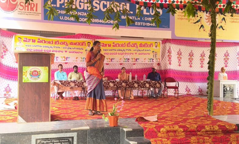 Mega parents Meeting lo :మెగా పేరెంట్స్ మీటింగ్ లో మాట్లాడుతున్న ఎంపీడీవో ధనలక్ష్మి Mega parents Meeting lo