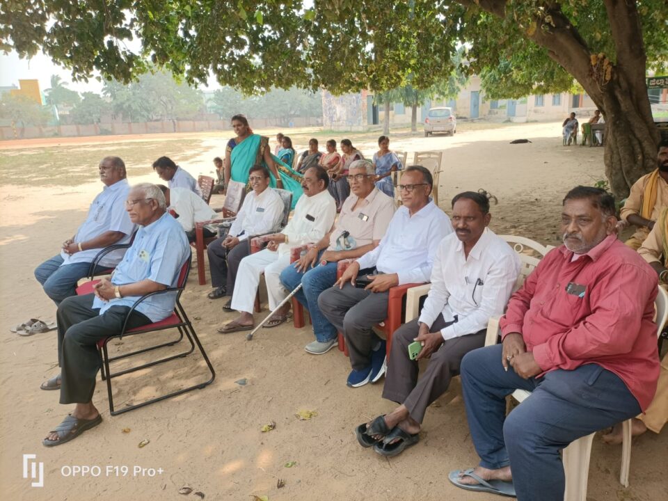 Mega parents Meeting lo :మెగా పేరెంట్స్ మీటింగ్ లో మాట్లాడుతున్న ఎంపీడీవో ధనలక్ష్మి