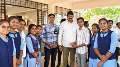 Bapatla Local News :విద్యార్థులతో సరదాగా కాసేపు కలసి ముచ్చటించిన-ఎమ్మెల్యే వేగేసిన నరేంద్ర వర్మ Bapatla Local News