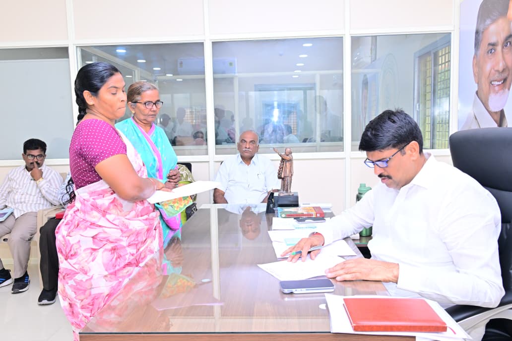 Bapatla pattanam lo MLA :బాపట్ల పట్టణంలో ఎమ్మెల్యే వేగేశన నరేంద్ర వర్మ రాజు ప్రజాదర్బార్ పిర్యాదుల స్వీకరణ, తక్షణ పరిష్కారానికి అధికారులకు ఆదేశాలు