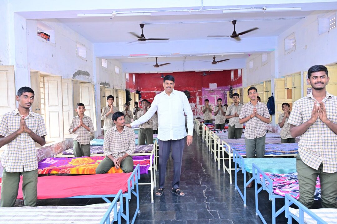 Bapatla Local News :వెదుళ్ళపల్లి బధిరుల ఆశ్రమ పాఠశాలకు ఎమ్మెల్యే నరేంద్ర వర్మ రాజు సేవా చేయూత