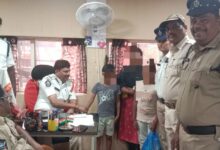 తల్లి మరియు ఆమె ఇద్దరు పిల్లలను ఎన్‌టీఆర్ జిల్లా ట్రాఫిక్ పోలీసులు అప్రమత్తతతో రక్షించారు