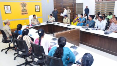 NTRఎన్టీఆర్ జిల్లాకు ఎంపికైన కొత్త పోలీసు కానిస్టేబుళ్లకు శిక్షణపై దిశా నిర్దేశం-పోలీసు కమిషనర్ ఎస్.వి. రాజశేఖర బాబు ఎన్టీఆర్ జిల్లాకు ఎంపికైన కొత్త పోలీసు కానిస్టేబుళ్లకు శిక్షణపై దిశా నిర్దేశం