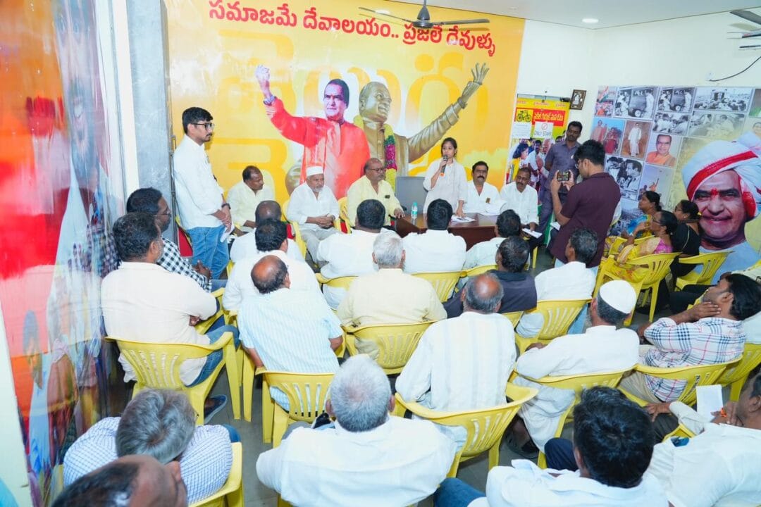 WhatsApp Image 2025-12-16 at 6.08.09 PM (1) Guntur Local News :39వ డివిజన్ టీడీపీ నేతలతో ఎమ్మెల్యే గళ్ళా మాధవి ముఖాముఖి