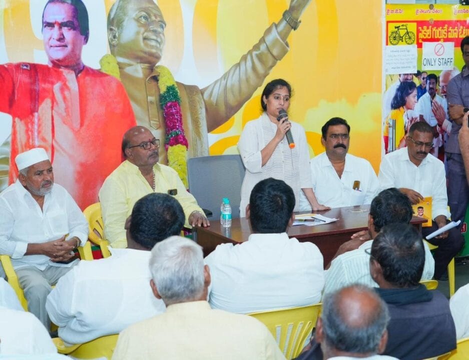 WhatsApp Image 2025-12-16 at 6.08.11 PM Guntur Local News :39వ డివిజన్ టీడీపీ నేతలతో ఎమ్మెల్యే గళ్ళా మాధవి ముఖాముఖి