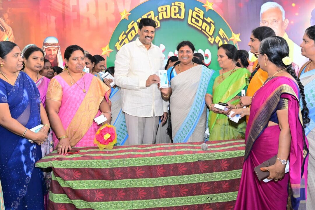 Bapatla Local news :ఎమ్మెల్యే శ్రీ వేగేశన నరేంద్ర వర్మ రాజు చేతుల మీదగా అంగన్ వాడి సిబ్బందికి శామ్సంగ్ 5G మొబైల్ ఫోన్స్ పంపిణీ
