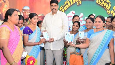 Bapatla Local news :ఎమ్మెల్యే శ్రీ వేగేశన నరేంద్ర వర్మ రాజు చేతుల మీదగా అంగన్ వాడి సిబ్బందికి శామ్సంగ్ 5G మొబైల్ ఫోన్స్ పంపిణీ Bapatla Local news