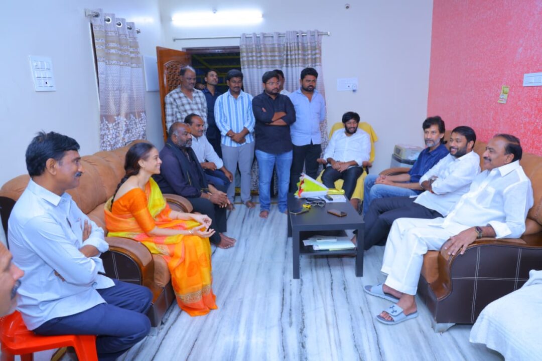 Chirala Local news :చీరాల ఎమ్మెల్యే నివాసంలో మర్యాదపూర్వక భేటీ