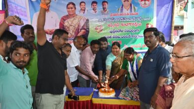 గుంటూరు నగరంలోని 2వ వార్డు: వైఎస్సార్‌సీపీ అధినేత వై.ఎస్. జగన్మోహన్ రెడ్డి ముందస్తు జన్మదిన వేడుకలు – మహిళలకు చీరల పంపిణీ
