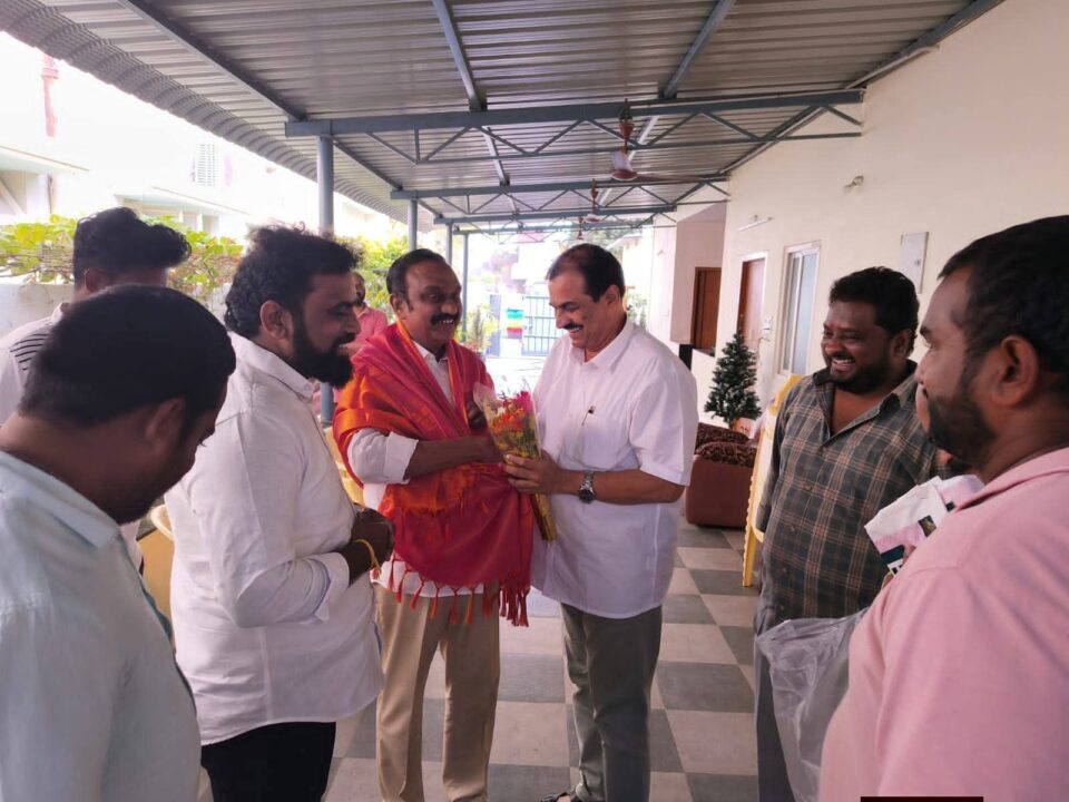 WhatsApp Image 2025-12-20 at 8.20.46 PM (1) Narasaraopet Local News :ఎమ్మెల్యే అరవింద్ బాబు ని మర్యాదపూర్వకంగా కలిసిన జిల్లా కోర్టు ఏపీపి జీవీఎస్ ప్రసాద్.