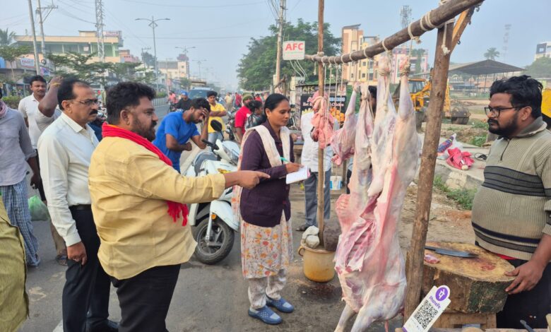 Bapatla Local News :బాపట్లలో మాంసం దుకాణాలపై ఆకస్మిక తనిఖీలు-రాష్ట్ర మీట్ డెవలప్మెంట్ కార్పొరేషన్ చైర్మన్ చంద్రదండు ప్రకాష్ నాయుడు Bapatla Local News