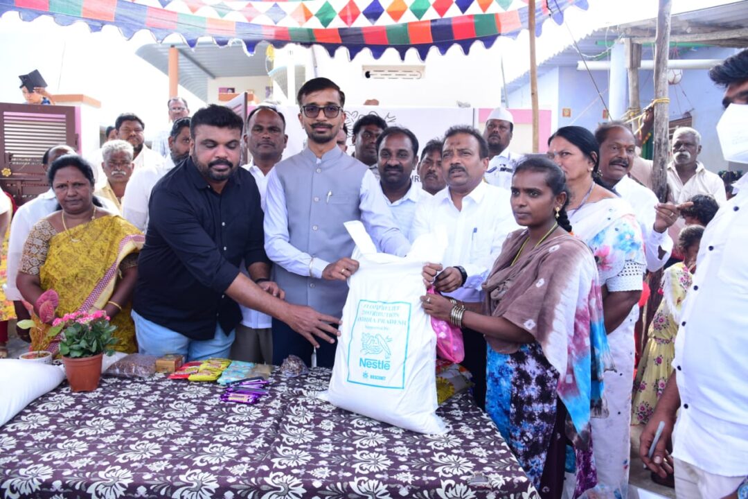 Bapatla Local news :తుపాను బాధితులకు నెస్లీ కంపెనీ తనవంతు చేయూత నందించడం అభినాదనీయం-జిల్లా కలెక్టర్ డాక్టర్ వినోద్ కుమార్.వి