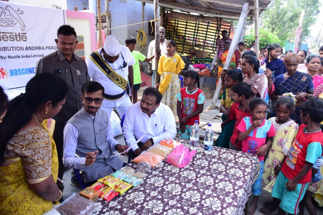 Bapatla Local news :తుపాను బాధితులకు నెస్లీ కంపెనీ తనవంతు చేయూత నందించడం అభినాదనీయం-జిల్లా కలెక్టర్ డాక్టర్ వినోద్ కుమార్.వి