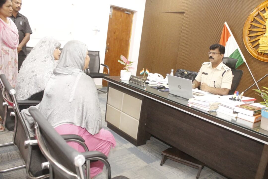 Bapatla Local News :బాపట్ల జిల్లా పోలీస్ ప్రధాన కార్యాలయంలో పీజీఆర్‌ఎస్ కార్యక్రమం