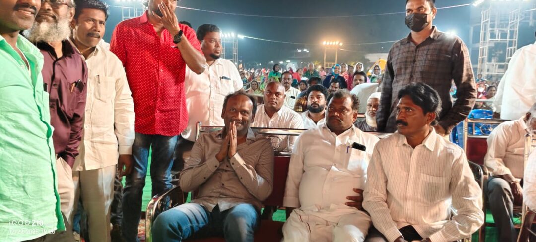 WhatsApp Image 2025-12-23 at 2.59.29 PM Chirala Local News :చీరాలలో ఆమంచి కృష్ణమోహన్ చేతుల మీదగా నూతన వస్త్రాల బహుకరణ