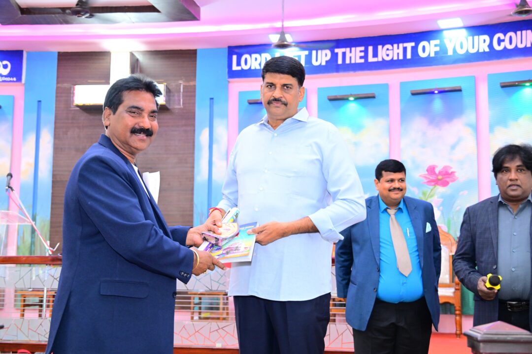 Bapatla Local News :బాపట్లలో ఘనంగా క్రిస్మస్ ప్రత్యేక ప్రార్థనలుసీబీ జెడ్ చర్చ్‌లో పాల్గొన్న ఎమ్మెల్యే నరేంద్ర వర్మ రాజు, ఎంపీ తెన్నేటి కృష్ణప్రసాద్–శిరీష