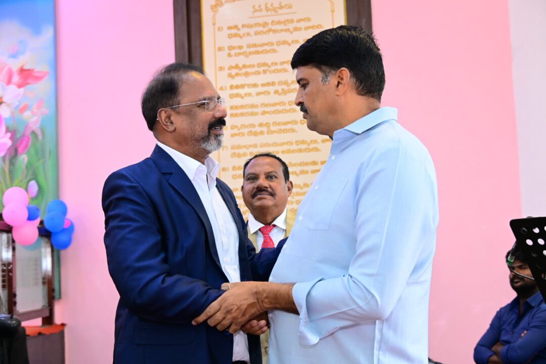 Bapatla Local News :బాపట్లలో ఘనంగా క్రిస్మస్ ప్రత్యేక ప్రార్థనలుసీబీ జెడ్ చర్చ్‌లో పాల్గొన్న ఎమ్మెల్యే నరేంద్ర వర్మ రాజు, ఎంపీ తెన్నేటి కృష్ణప్రసాద్–శిరీష