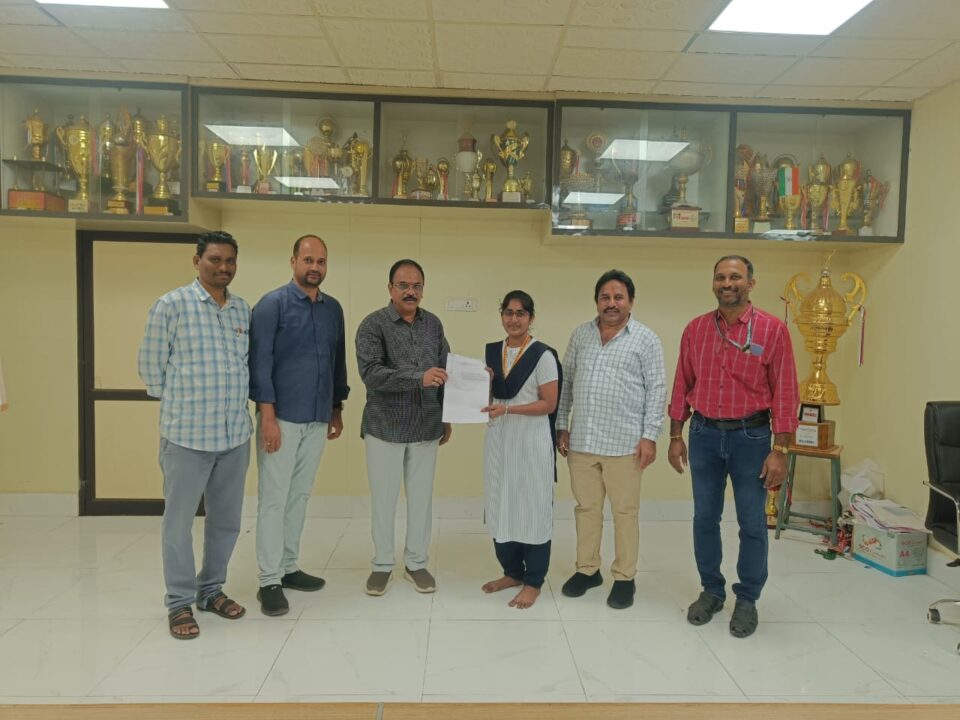 chirala Local News : 2025 రిలయన్స్‌ ఫౌండేషన్‌ వారి స్కాలర్‌షిప్‌ను సాధించిన సెయింట్‌ ఆన్స్‌ విద్యార్ధి యు. పావని