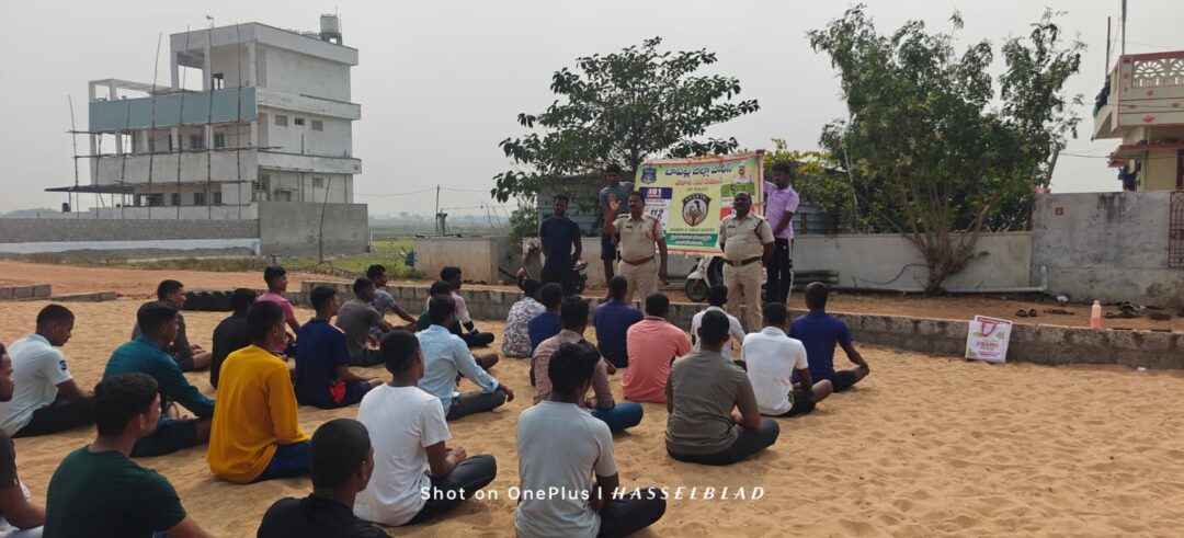 chirala Local News :చీరాలలో ఎమ్మెస్సార్ స్పోర్ట్స్ అకాడమీ విద్యార్థులకు శక్తి బృందం అవగాహన