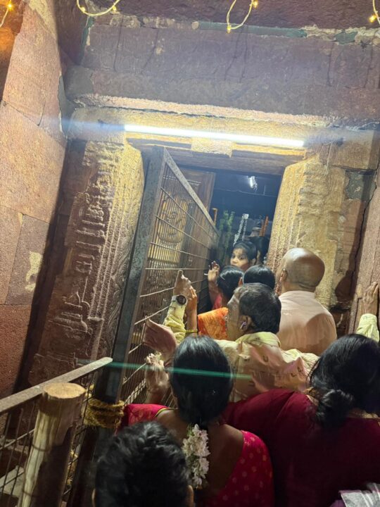 WhatsApp Image 2025-12-30 at 5.38.14 AM Mangalagiri Local News :ఉత్తర ద్వారంలో శ్రీమన్నారాయణుడు-వైకుంఠ ఏకాదశి సందర్భంగా భక్తులకు అపూర్వ దర్శనం