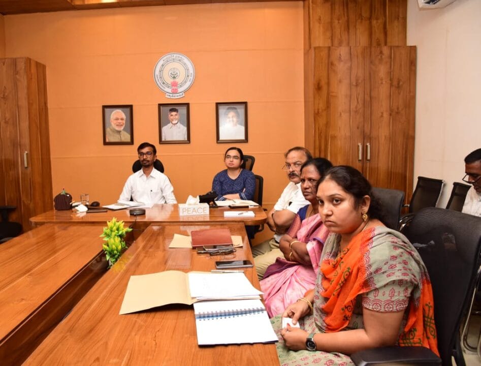 Bapatla Local News :రెవెన్యూ క్లినిక్స్ ద్వారా భూ సమస్యలకు శాశ్వత పరిష్కారం – సి.సి.ఎల్.ఏ ప్రత్యేక కార్యదర్శి జయలక్ష్మి