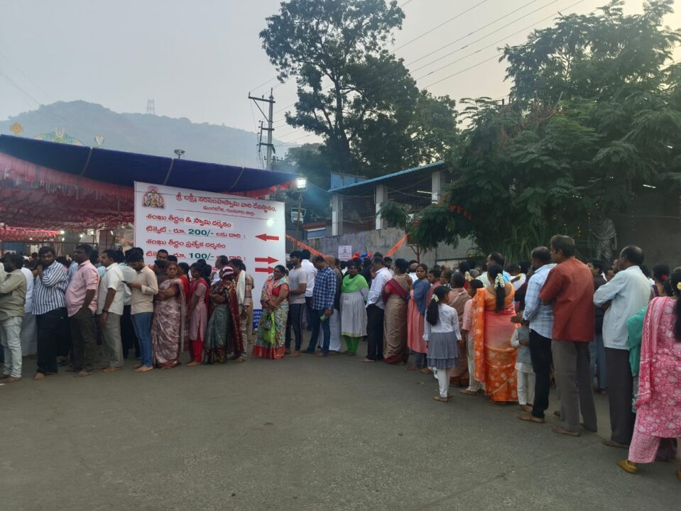 WhatsApp Image 2025-12-30 at 7.14.21 AM Mangalagiri Local News :ఉత్తర ద్వారంలో శ్రీమన్నారాయణుడు-వైకుంఠ ఏకాదశి సందర్భంగా భక్తులకు అపూర్వ దర్శనం