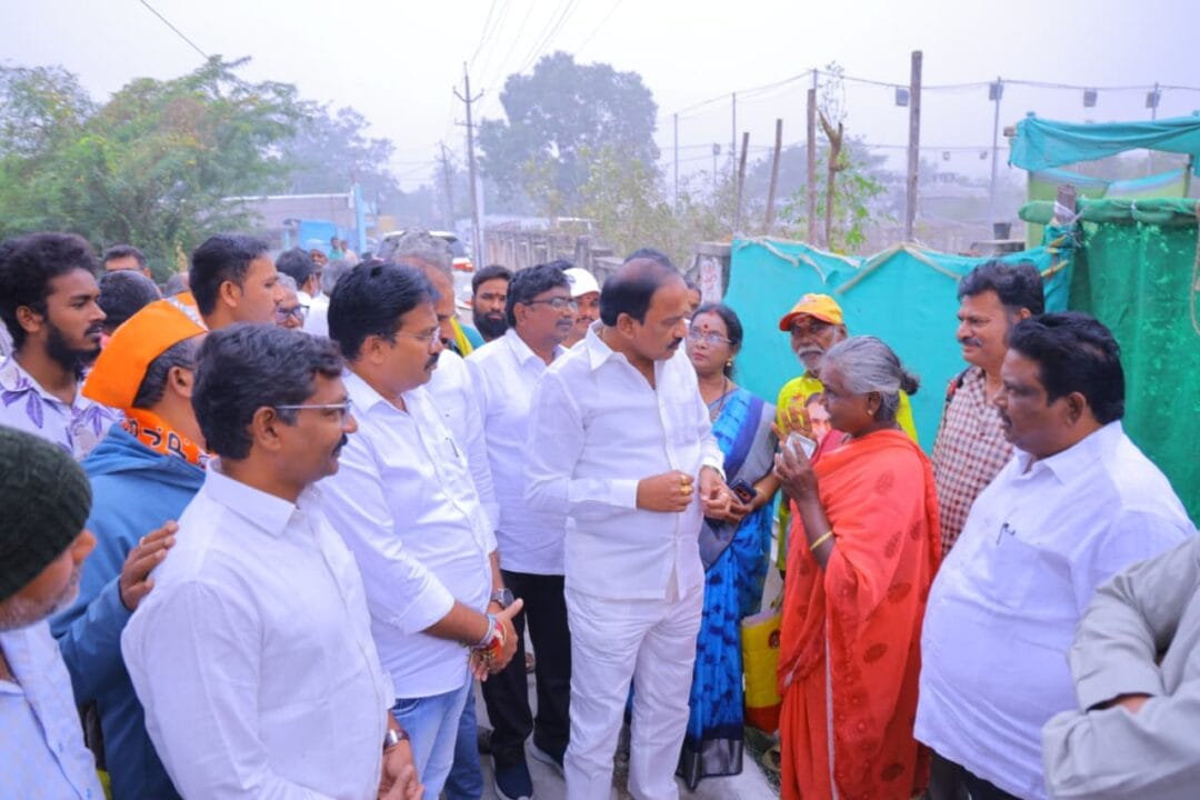 Chirala Local News :పెన్షన్‌దార్లకు ఒక రోజు ముందుగానే నూతన సంవత్సర వేడుకలు–చీరాల ఎమ్మెల్యే మద్దులూరి మాలకొండయ్య