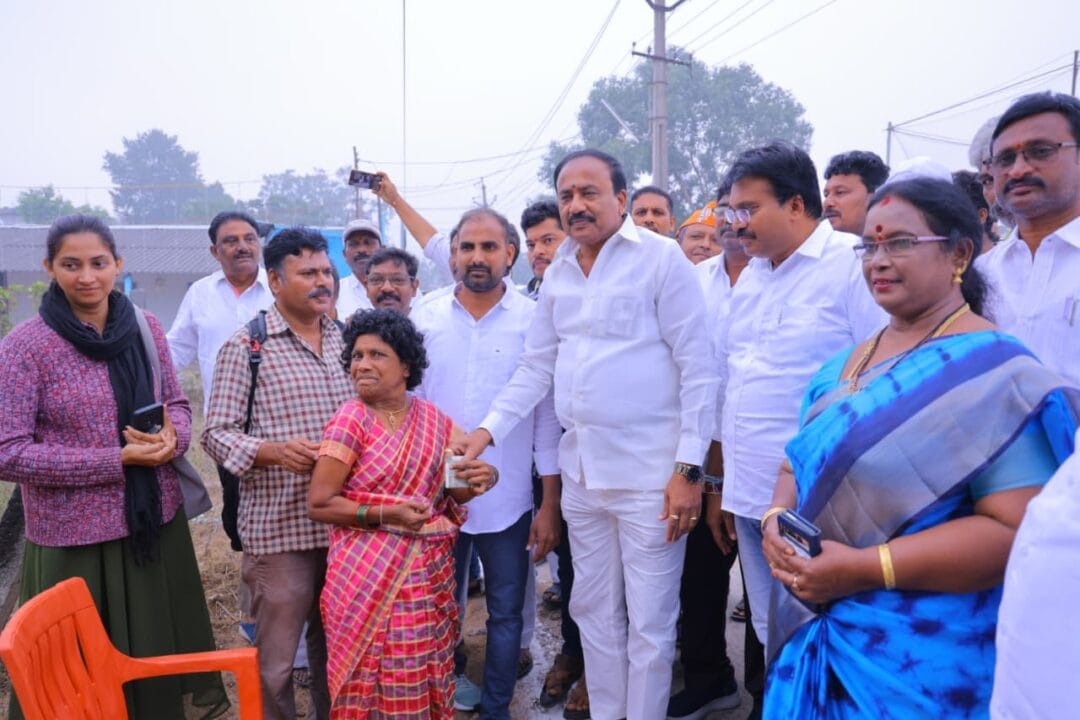 Chirala Local News :పెన్షన్‌దార్లకు ఒక రోజు ముందుగానే నూతన సంవత్సర వేడుకలు–చీరాల ఎమ్మెల్యే మద్దులూరి మాలకొండయ్య