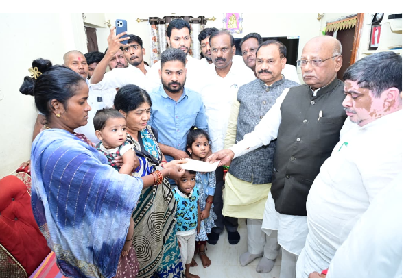 Hyderabad Local News :ఈశ్వరాచారి కుటుంబాన్ని అన్ని విధాలా ఆదుకుంటాం-టీపీసీసీ అధ్యక్షలు మహేష్ కుమార్ గౌడ్