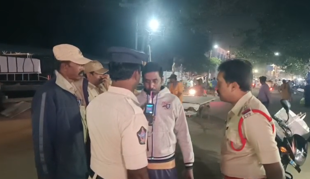 Krishna gilla local news :గుడివాడ II టౌన్ పరిధిలో ఇన్‌స్పెక్టర్ ఆఫ్ పోలీస్ శ్రీ జె.ఆర్.కె. హనిష్ ఆధ్వర్యంలోబ్రీత్ ఎనలైజర్ తో టెస్టింగ్ మరియు వాహనాల తనిఖీలు