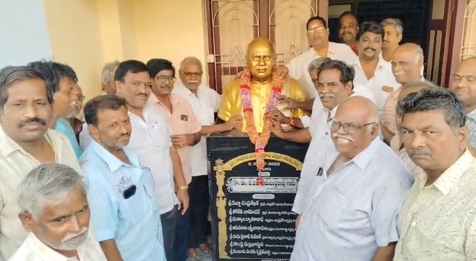 kvp2 Bapatla Local News :మాజీ గవర్నర్ డాక్టర్ కొణిజేటి రోశయ్య నాలుగో వర్ధంతి వేమూరులో ఘనంగా నిర్వహించానా-ఆర్యవైశ్య సంఘం నాయకులు