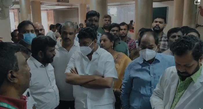 sdae1 Secunderabad Local News :బిసి రిజర్వేషన్ ల కోసం ఆత్మహత్యకు యత్నించిన సాయి ఈశ్వర్ ని మాజీ మంత్రులు తలసాని శ్రీనివాస్ యాదవ్, శ్రీనివాస్ గౌడ్, బీసీ సంఘం నాయకుడు జాజుల శ్రీనివాస్ పరామర్శించారు.